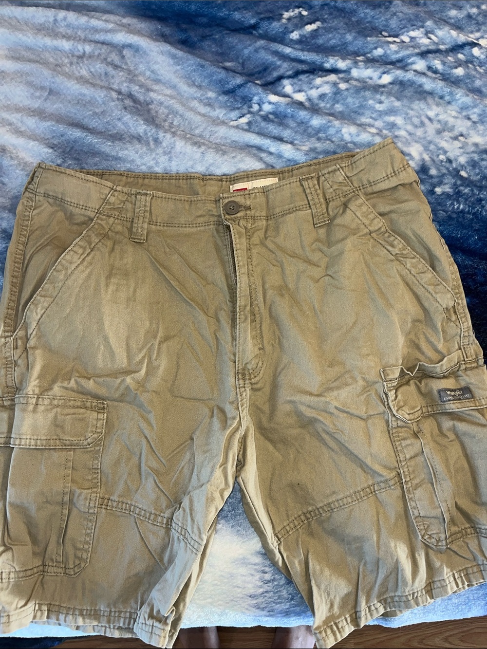 Wrangler Olive Cargo Shorts with Utility Pockets